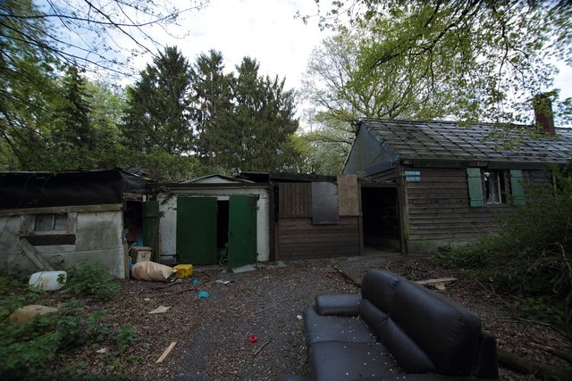 Ein Häuschen im Wald.