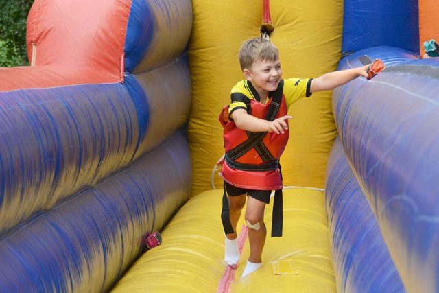 Auf dem Kinderfest am Samstag vergnügte sich zum Beispiel Jonas beim Bungee Run. | Foto: Günther Schmitz