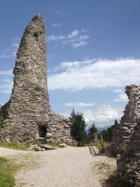 Alter Burgfried im Allgäu
