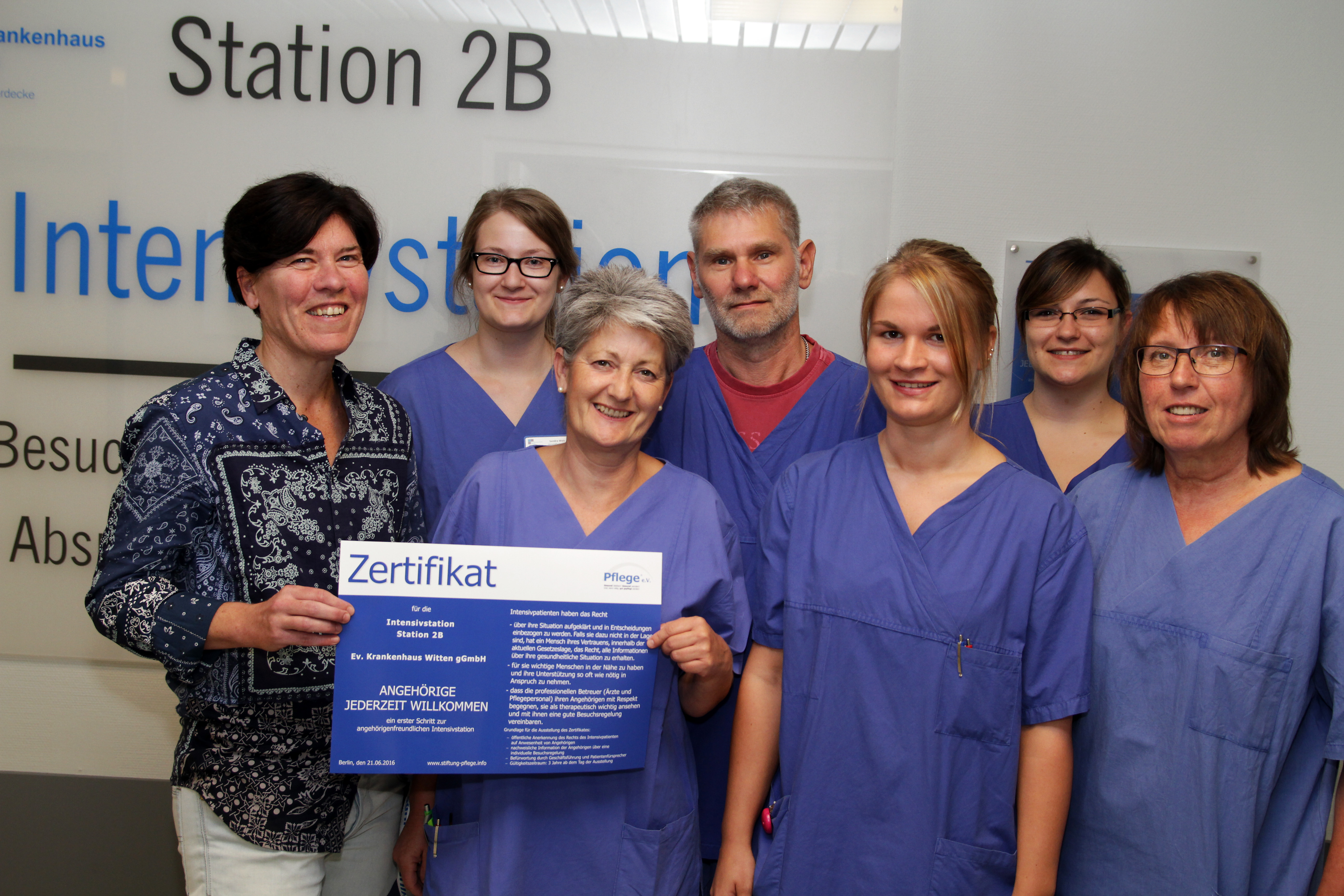 Das Team um Stationsleitung Daniela Troost freut sich über die erneute Zertifizierung als „Angehörigenfreundliche Intensivstation“.