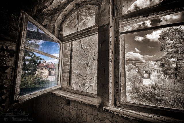 Eine Spiegelung in der Fensterscheibe (Beelitz-Heilstätten nähe Berlin)