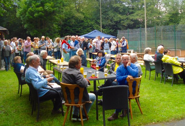Ausverkauft: Für das Sommerfest des TC Langenberg waren keine Karten mehr zu bekommen. Rund 150 Gäste tummelten sich auf der Anlage im schönen Deilbachtal.