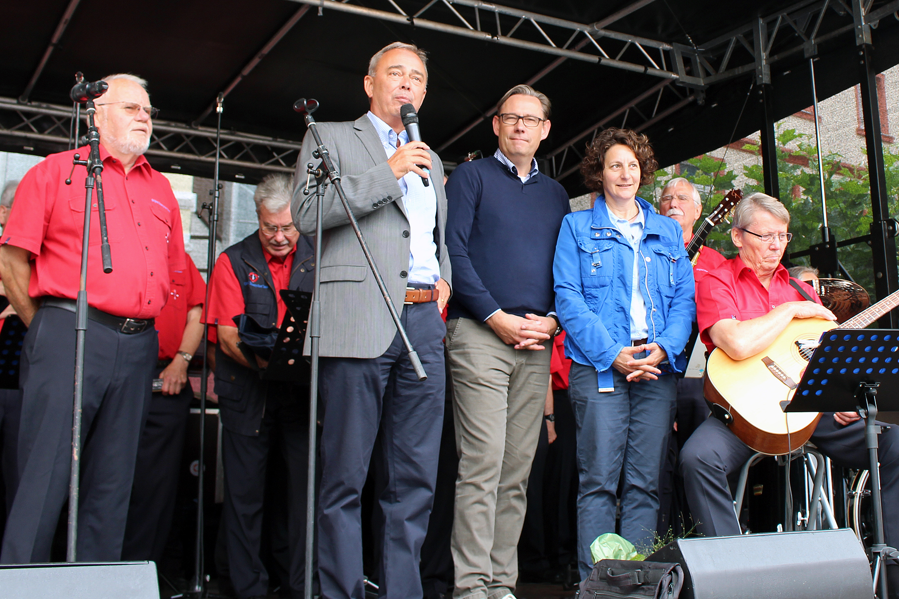 Chorleiter Wolfgang Kühling und Shanty-Chor, Bürgermeister Werner Kolter, Thomas Weber vom City-Werbering e.V. und Moderatorin Claudia Keuchel