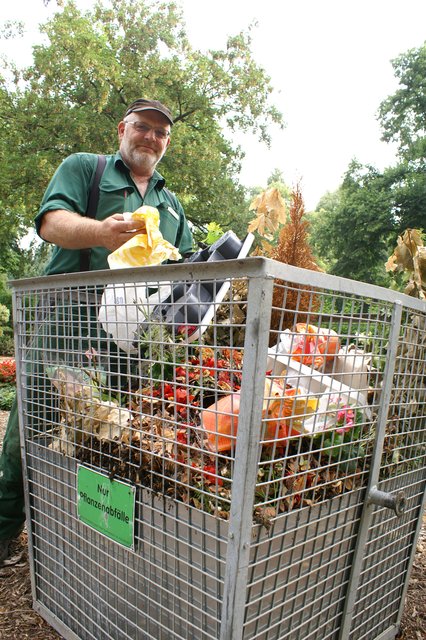 Friedhofsvorarbeiter Jörg Schug zeigt, dass sogar Plastikmüll als Grünabfall entsorgt wird. | Foto: Privat