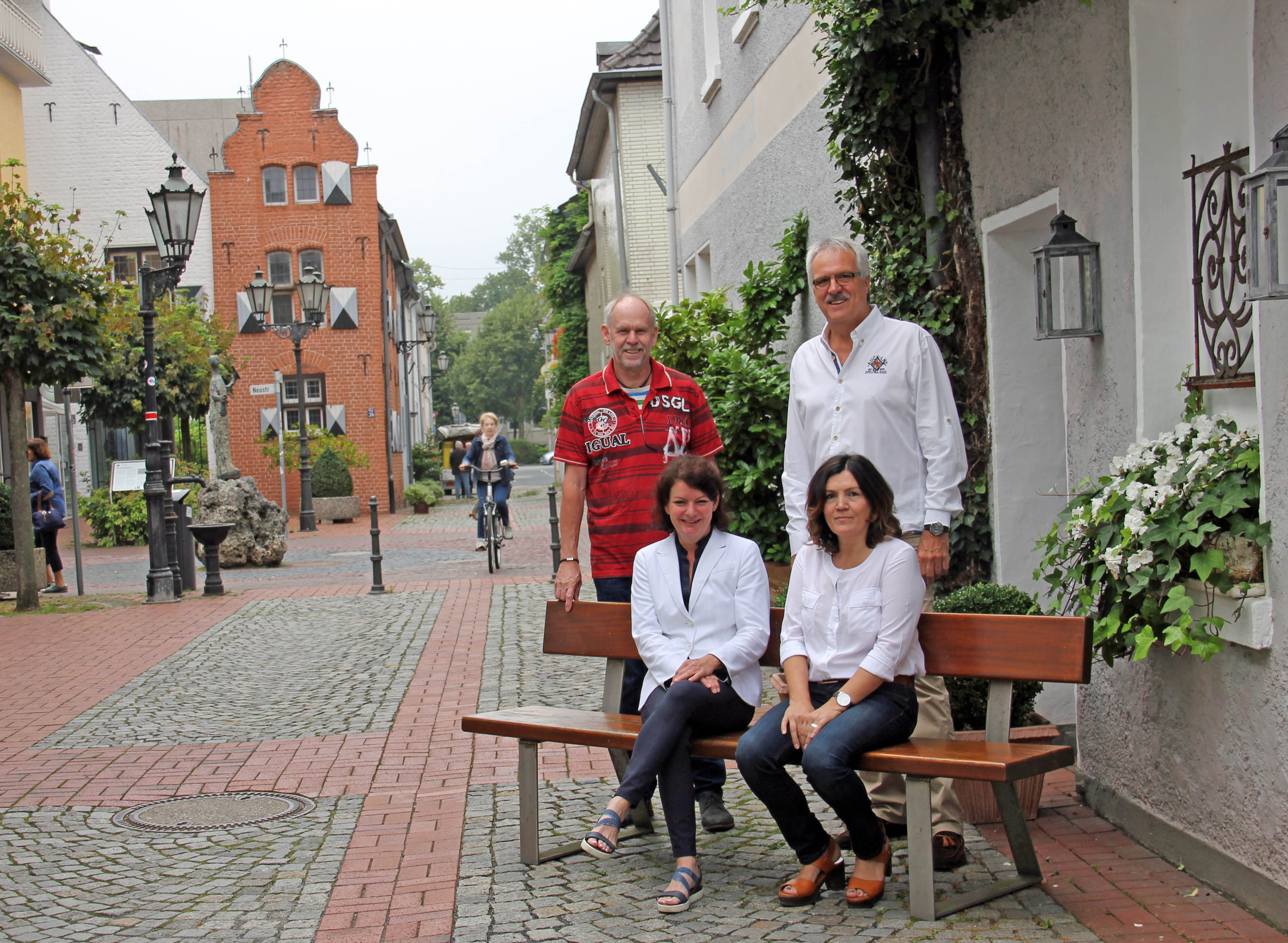 Chris van Zetten vom Mallorca-Shop, Gunda Lippert, Inhaberin der Maßschneiderei Reeker, Manuela Hoppstock von Mundo Mio und Achim Reps vom Villa Wölkchen sind zufrieden mit der Entwicklung auf der Neustraße. Foto: pst