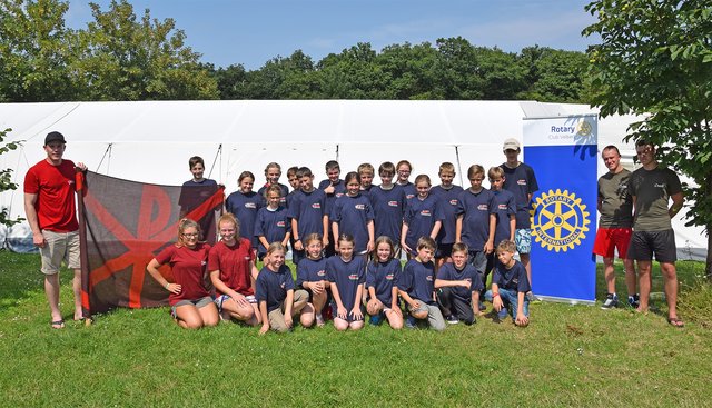 Lagerleiter Philipp Köster (links) sowie einige Kinder und Gruppenleiter vor dem Großraumzelt, dass Dank der Spenden angeschafft werden konnte.