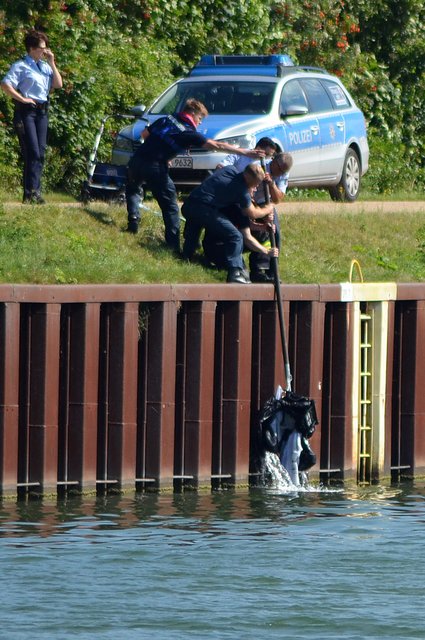Baby Rollte Mit Kinderwagen In Den Wesel Datteln Kanal Mutter Springt Hinterher Haltern
