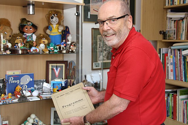 Tischtennisschläger und Bälle, Maskottchen und Bücher präsentiert Günther Angenendt in seinem Zuhause. Zu seinen vielen Schätzen gehört auch das Programmheft der WM von 1926.
