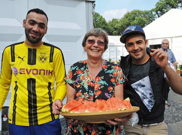 „Werden hilft“-Vorsitzende Ulla Lötzer bringt das Tablett mit den geschnittenen Melonen.
Foto: Bangert