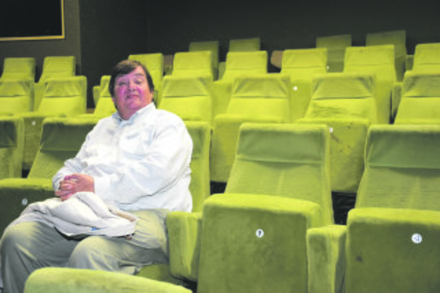 Da hat der Theaterleiter Wolfgang Paterok selber einmal im Zuschauerraum Platz genommen. 99 Leute fasst das Theater.