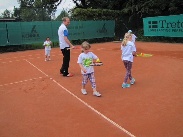 Kleine Tennisspielerin konzentriert bei der Sache.