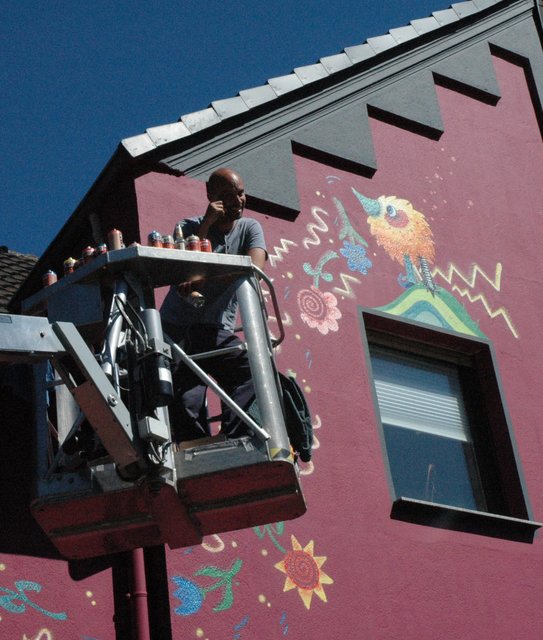 Insgesamt zieren die Fassade des Hauses an der Levinstraße drei Motive aus Bildern der verstorbenen Künstlerin Moni van Rheinberg.