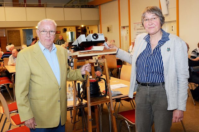 Der 1. Vorsitzende Walter Kortmann begrüßt die Referentin des Abends Pfarrerin Verena Mann. Diese hielt einen Diavortrag über ihre Radtour entlang des Jakob-Pilgerwegs. | Foto: Schmitz