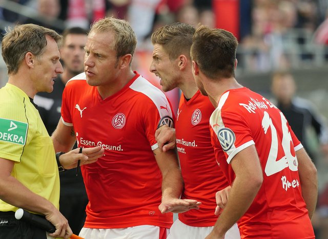 Da war nix! Die Roten beschweren sich über Huckles Platzverweis.