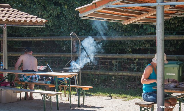 der Grill wird angezündet