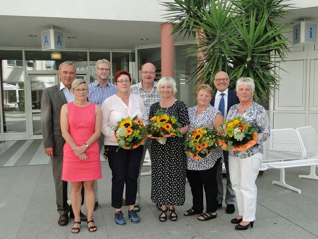 Bürgermeister Werner Kolter (l.), Personalratsvorsitzende Annette Schmidt (2.v.l.) und der Erste Beigeordneter Karl-Gustav (2.v.r.) beglückwünschten Uwe Niederheidt (3.v.l.), Angelika Frens (4.v.l.), Rainer Zech, Angelika Cylius (4.v.r.), Rita Palmer (3.v.r.) und Roswitha Klose zu ihren Dienstjubiläen.