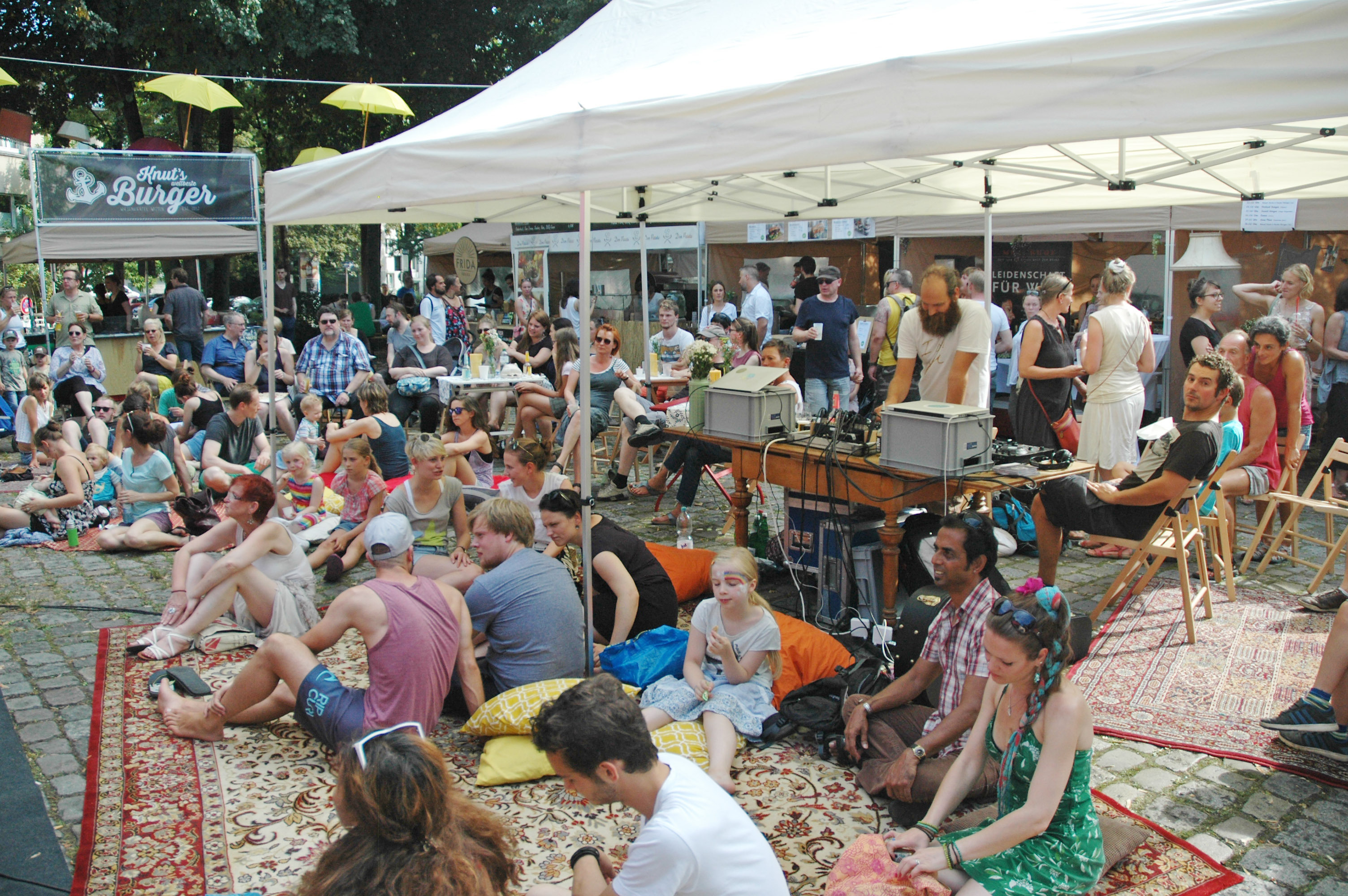 Beim vierten Tummelmarkt ließ es sich auf ungewöhnlichen Sitzgelegenheiten lange gut aushalten.