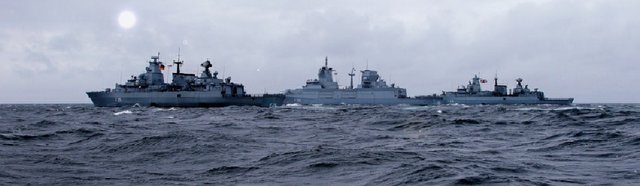 Fregatte BRANDENBURG ( Klasse 123, links ), Fregatte BADEN- WÜRTTEMBERG ( Klasse 125, Mitte ), Fregatte SCHLESWIG- HOLSTEIN ( Klasse 123, rechts ) / Foto: Bundeswehr