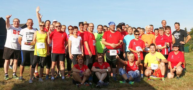 Weitgehend in den Vereinsfarben Rot und Weiß gekleidet machten die Halderner bei allen angebotenen Distanzen ihr Motto "Laufen und einfach Spaß haben" deutlich. | Foto: LT Haldern