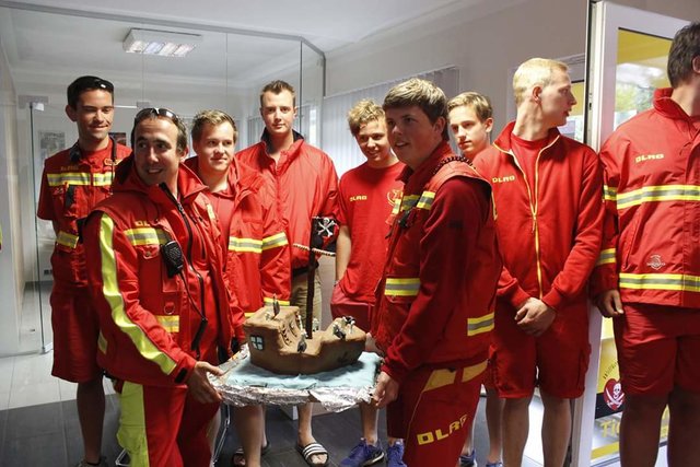 Ein kleines Dankeschön für die Sponsoren der Theaterkarten – ein Schokokuchen in der maritimen Form einer Hansekogge.