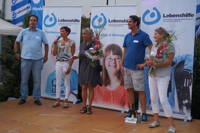 Ehrung langjähriger Mitarbeiter/innen: von links Wohnverbundleiter Stefan Stahmann, Lebenshilfe-Vorsitzende Nicole Dünchheim, Gabi Müller, Nicolai Günther, Theresa Klapitka-Genrich.