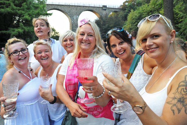 Die Velberter Mädels feierten mit Andrea Hecker ihren Junggesellinnenabschied beim Velberter Parkfest. Fotos: Bangert