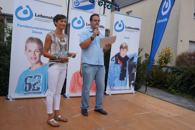 Nicole Dünchheim, Vorsitzende der Lebenshilfe e.V. Kreisvereinigung Mettmann und Wohnverbundleiter Stefan Stahmann begrüßen die Gäste.