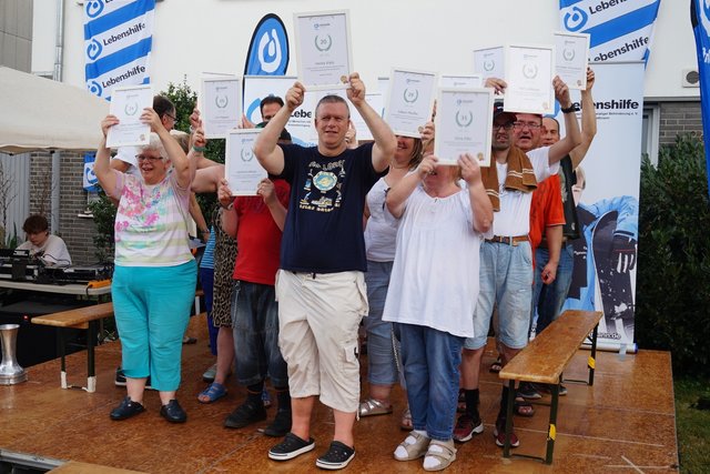 Die Lebenshilfe-Bewohner des Wohnverbundes Langenfeld-Monheim sind stolz auf ihre Urkunden als langjährige Bewohner.