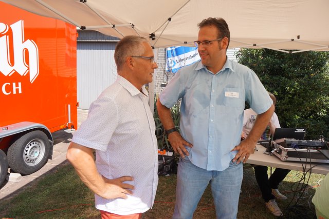 Bürgermeister Frank Schneider im Gespräch mit Wohnverbundleiter Stefan Stahmann.