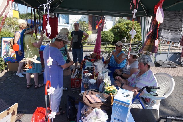 Auf dem Trödelmarkt konnte allerlei Nützliches zu kleinen Preisen erstanden werden.