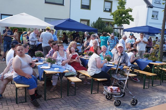 Die Kreuzstraße war nur zu Fuß passierbar, der Andrang der Besucher sehr groß.