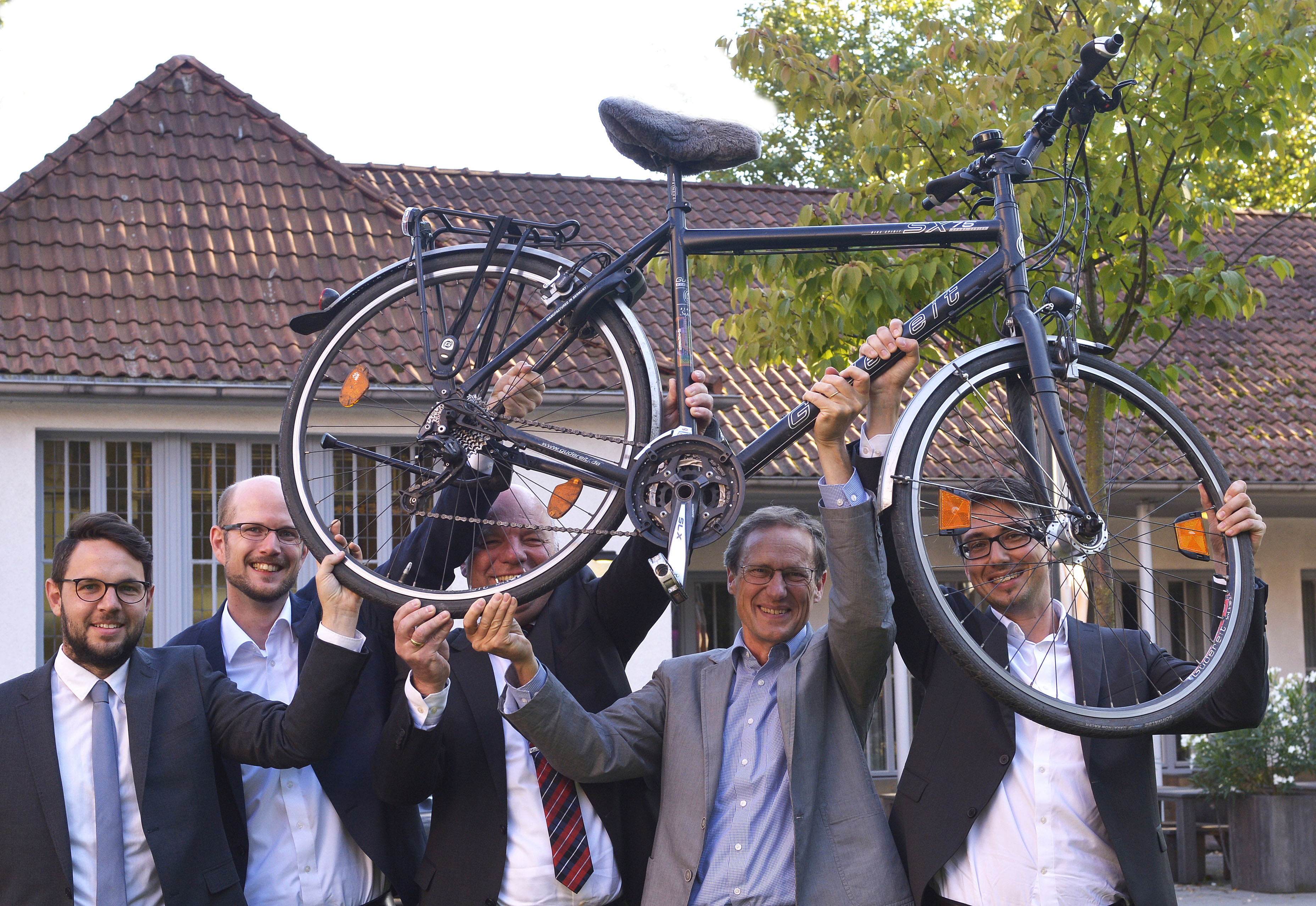 Möchten den Radverkehr in Gladbeck an zukünftige Entwicklungen anpassen, von links: Philipp Herzog (Büro Kaulen/Aachen), Martin Stork (Abteilungsleiter Stadtverwaltung), Dr. Ralf Kaulen, Thomas Ide (Sachgebietsleiter Verkehrsplanung) und Gladbecks Planungsamtsleiter Dr. Volker Kreuzer