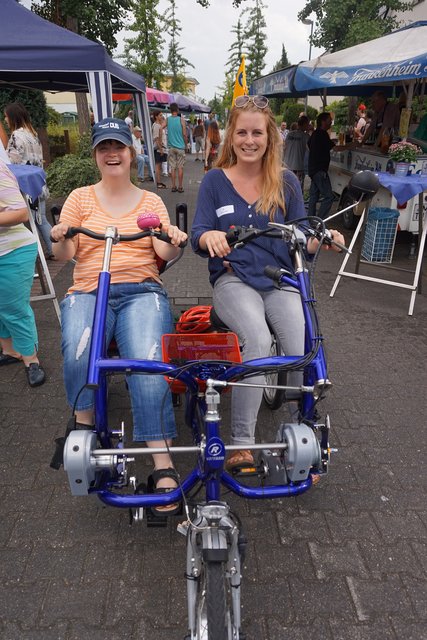 Sehr begehrt war das begleitete Radfahren auf dem Tandem, wobei Pilot(in) (hier Janina Fagas) und Mitfahrer nebeneinander sitzen.