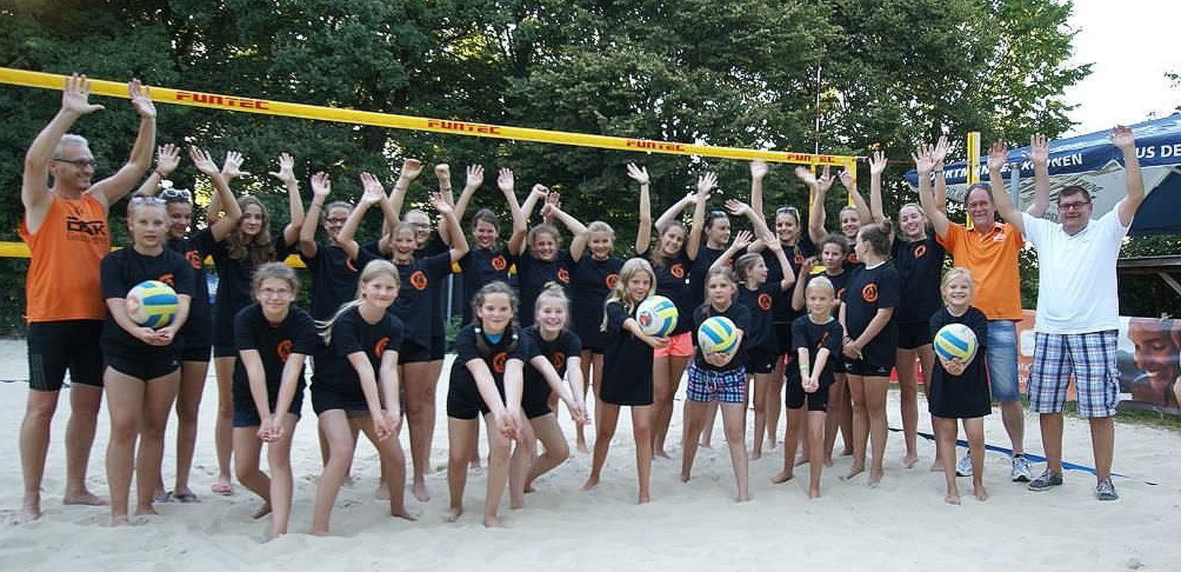 Start in die neue Hallensaison mit starkem Partner an der Seite.
Links im Foto der 1. Vorsitzende Andreas Roth (1. Volleyball Verein Holzwickede).
Im Foto von rechts Holger Solbach und Roland Heiler von der DAK Gesundheit.
Sie überreichten den Spielerinnen zum Saisonauftakt neue Trainings-T-Shirts und setzten so ein Zeichen für die künftige Kooperation.