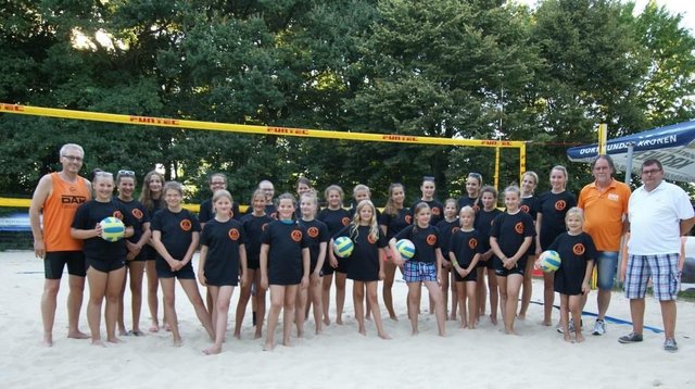 Start in die neue Hallensaison mit starkem Partner an der Seite.
Links im Foto der 1. Vorsitzende Andreas Roth (1. Volleyball Verein Holzwickede).
Im Foto von rechts Holger Solbach und Roland Heiler von der DAK Gesundheit.
Sie überreichten den Spielerinnen zum Saisonauftakt neue Trainings-T-Shirts und setzten so ein Zeichen für die künftige Kooperation.