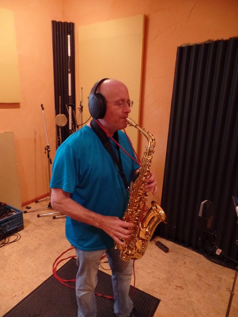 Musiklehrer Bernd Dellwig spielt seinen Saxophon-Part im Studio von Bernard Weiß ein.