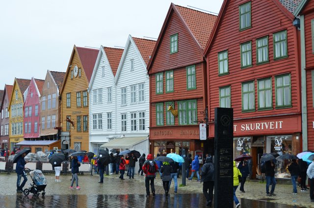 Bergen mit dem von der UNESCO zum Weltkulturdenkmal erklärten Altstadtviertel Bryggen. Die alten farbenfrohen hanseatischen Kaufmannshäuser sowie der Hafen und der Fischmarkt im Stadtzentrum bieten viele Fotomotive. Die Berge Floyen und Ulriken können zu Fuß oder mit einer Seilbahn erklommen werden.