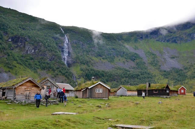 Hoch oben in den Bergen befindet sich die Ziegenalm, die verschiedene Käsevariationen herstellt. Attraktion ist der karamellisierte Ziegenkäse, der eher nach Konfekt als nach Käse schmeckt.