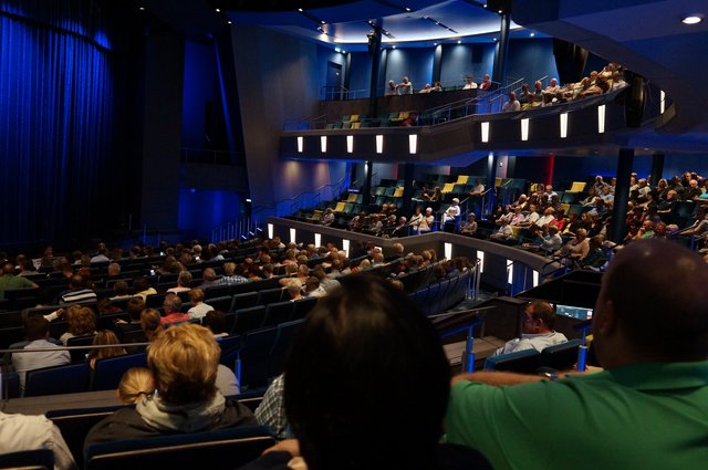 Das Theater auf Deck 4 und 5. Hier wurden tagsüber Infoveranstaltungen und abends ein Unterhaltungsprogramm geboten.