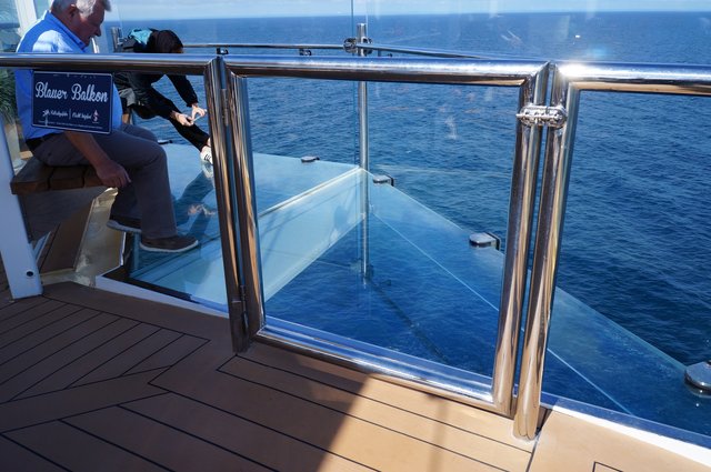 Der "Blaue Balkon" ist eine Sitzgelegenheit über dem Meer mit Durchblick nach unten. Cooles feeling!