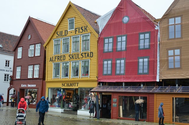 Bergen (die beiden Häuser rechts wurden gerade renoviert)