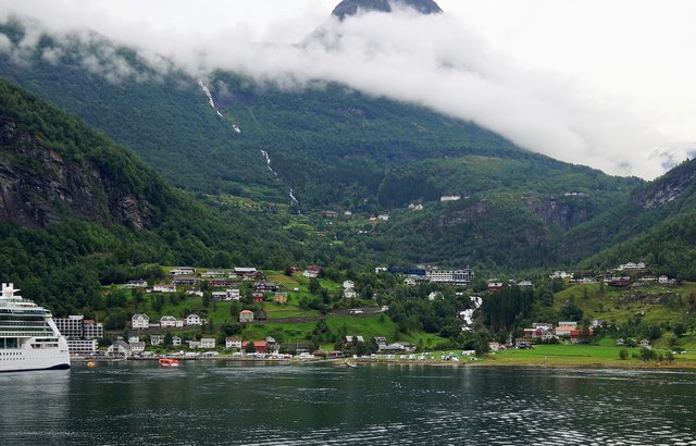Der kleine Ort Geiranger (ca. 200 Einwohner). Interessant ist der Wasserfall in der Mitte des Ortes (bitte das Bild vergrößern).