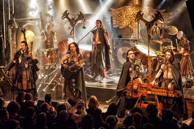 Musik aus alten Zeiten präsentiert die Gruppe "Corvus Corax" in der Nacht der Spielleute.. Musik aus alten Zeiten präsentiert die Gruppe "Corvus Corax" am Freitagabend vor der Kulisse von Schloss Strünkede.