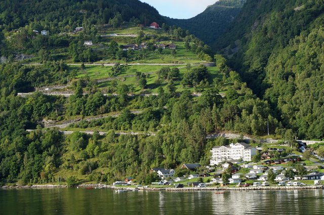 Auf diese Serpentinen sind wir in Geiragner zu einer Ziegenalm und zum Aussichtspunkt "Adlerkehre" gefahren.