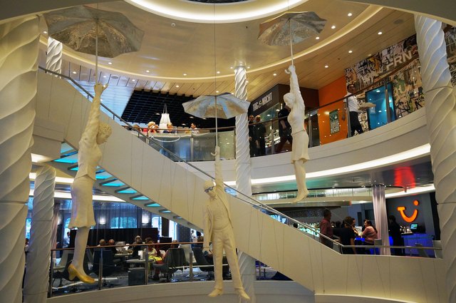 Die "Mein Schiff 4" hat viele Kunstobjekte an Bord.