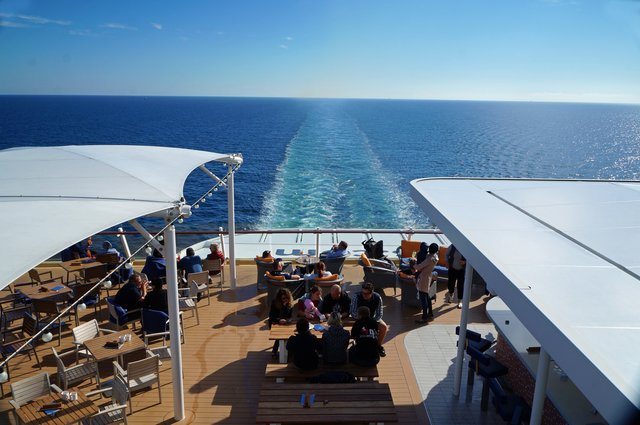 In einer der vielen Bars auf den Decks fand sich immer ein freies Plätzchen. Leider konnten wir die Außenanlagen aufgrund des Wetters nur selten nutzen.