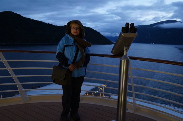 Als Höhepunkt der Reise wurde die Einfahrt in den  Geiranger Fjord, morgens um ca. 5:00 Uhr, angepriesen. Also, den Wecker auf 4:30 Uhr gestellt, den Schlafsand aus den Augen gewischt, warm angezogen und mit der Kamera bewaffnet! Zum Aufwärmen bot die Crew heiße Schokolade an! :)