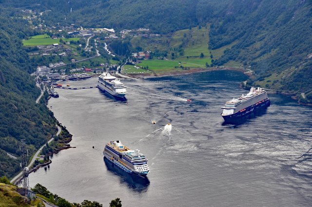 Blick vom Aussichtspunkt "Adlerkehre" auf den Ort Geiranger und den Fjord.