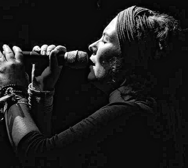 Die Rheinberger Singer-Songwriterin Sylvia Kirchherr gibt am Sonntag, 11. September, um 17 Uhr in der vangelischen Kirche am Xantener Markt Proben ihres Könnens.