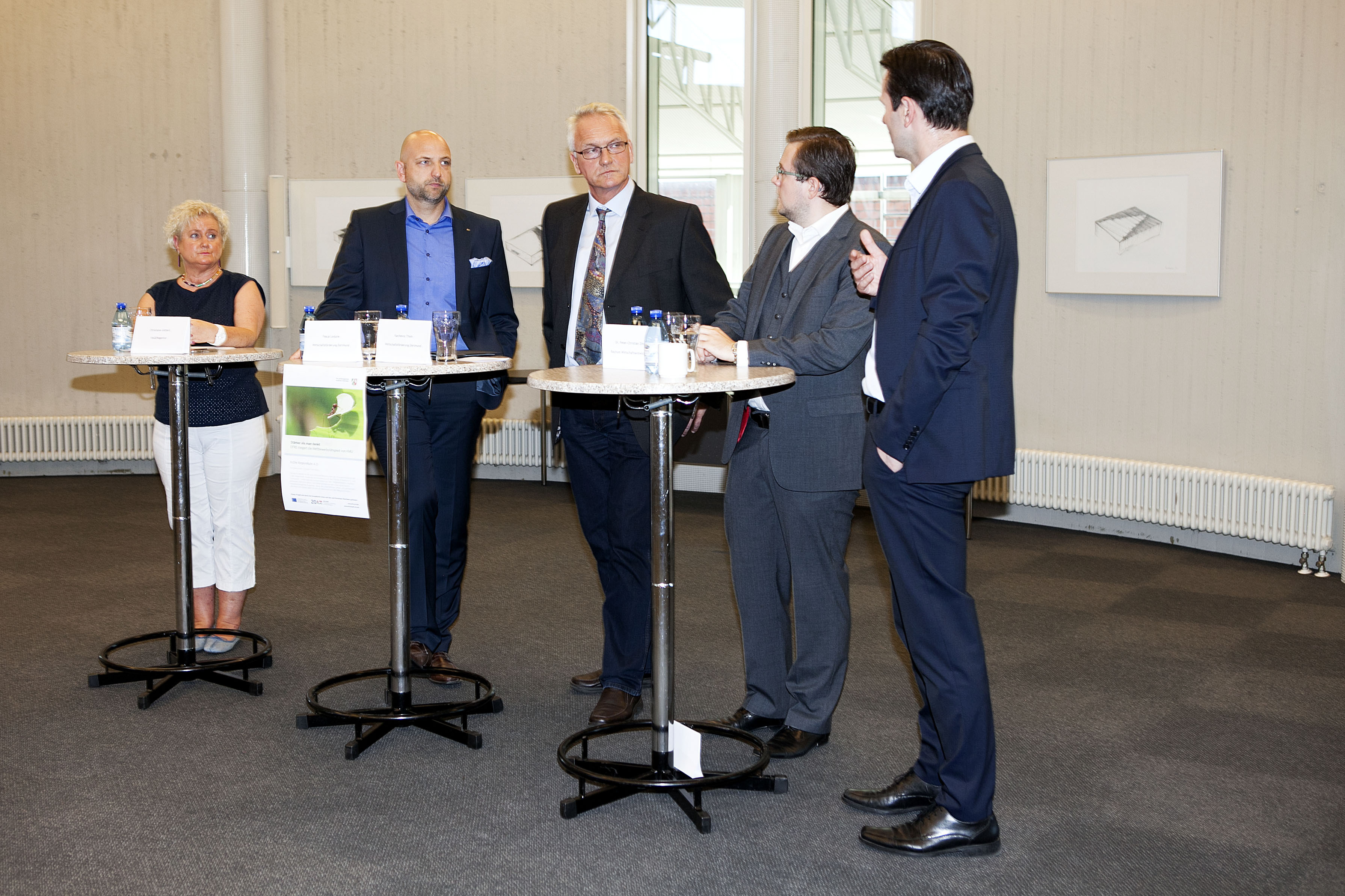 Von links: Christiane Göttert, In|Die RegionRuhr Pressesprecherin, Pascal Ledune, stellvertretender Geschäftsführer der Wirtschaftsförderung Dortmund, die beiden Innovationscoaches Karlheinz Thom und Dr. Peter-Christian Zinn sowie Sven Frohwein, Wirtschaftsentwicklung Bochum, stellten am 6. September die neuen Netzwerkangebote in der DASA Arbeitswelt in Dortmund vor.